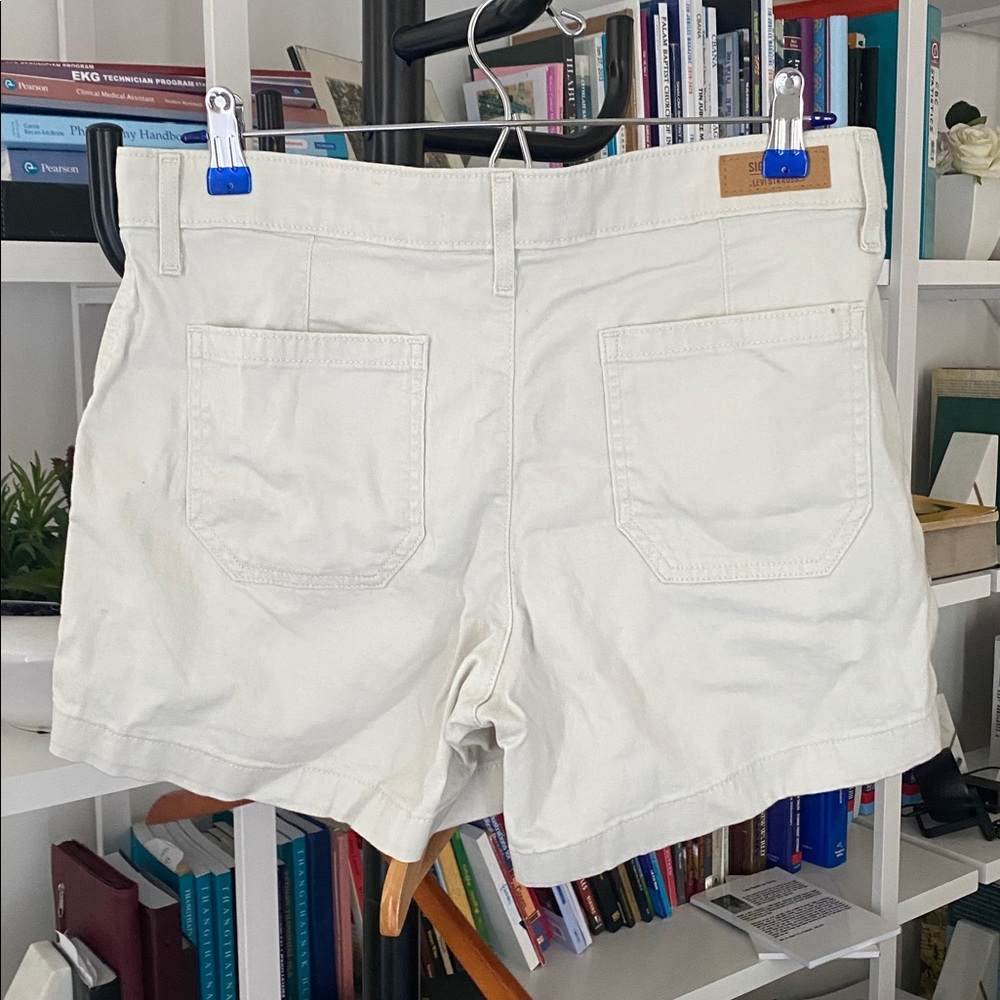 Levis Ivory EVERYDAY SHORTS High Rise Mid Length - Size 6/ W=28 - Picture 2 of 7